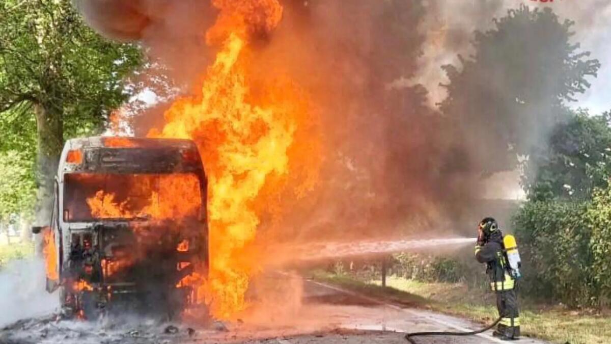 Camion in fiamme, conducente lievemente ferito -
