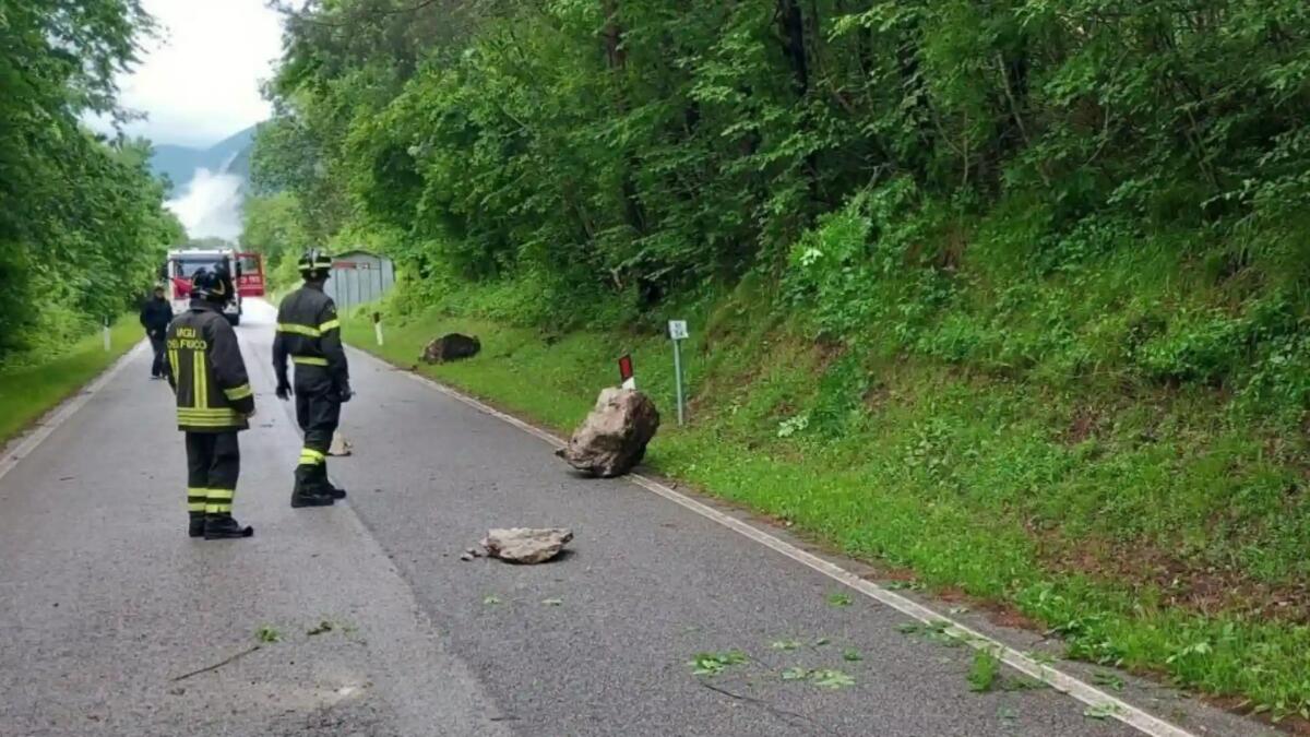 Caduta massi che rischiano di colpire le auto. Pompieri al lavoro - 