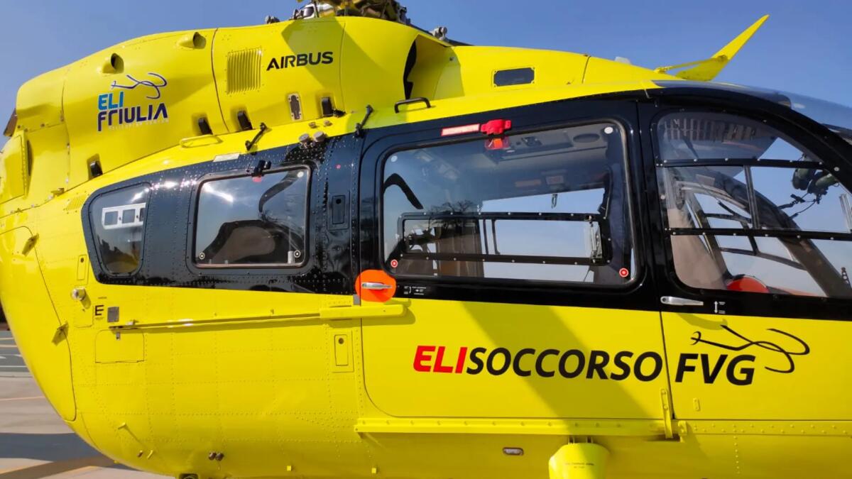 Grave malore mentre è in bici, gli amici lo rianimano guidati al telefono - 