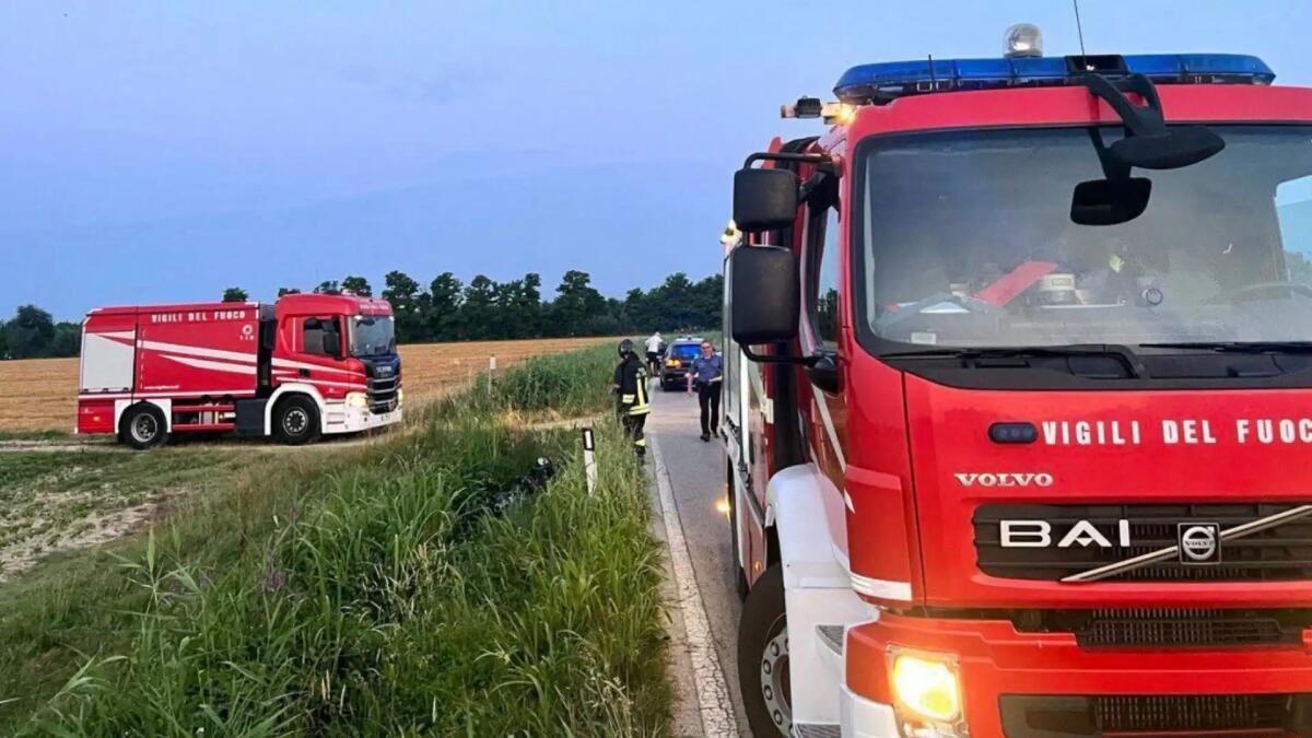 In moto contro un capriolo: il centauro è grave, l'animale morto -