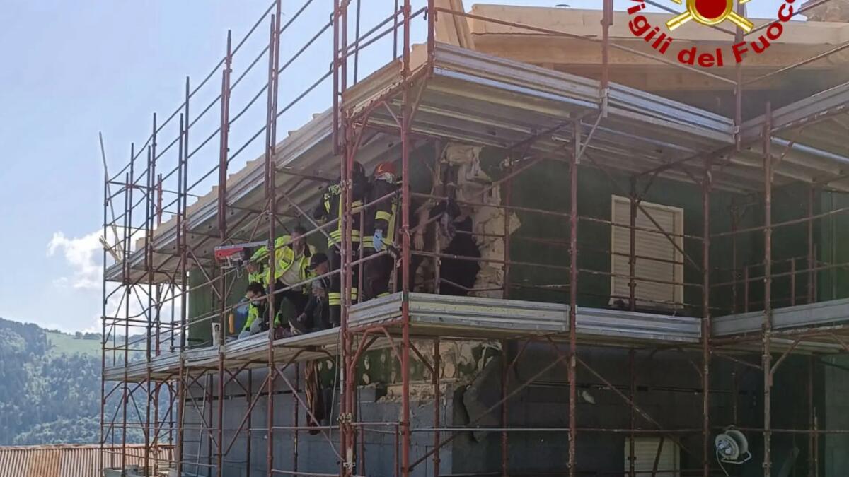 Esplosione durante la posa del cappotto in una casa: 30enne in fin di vita -