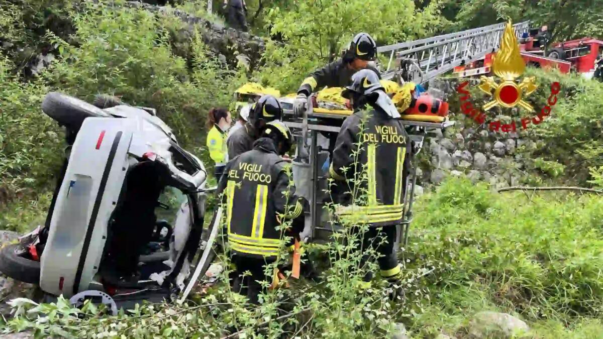 Fuori strada al tornante, precipita per 20 metri con l'auto: ferito il conducente - 