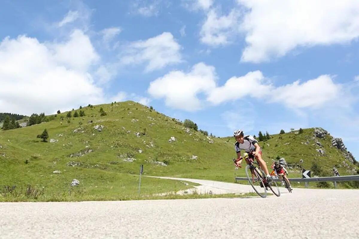 Monte Grappa, ecco l'epica traversata dei 600 ciclisti di 21 nazioni -