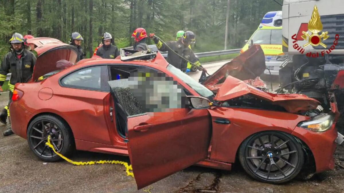 Con la Bmw si schianta contro un camion parcheggiato: morto automobilista - 