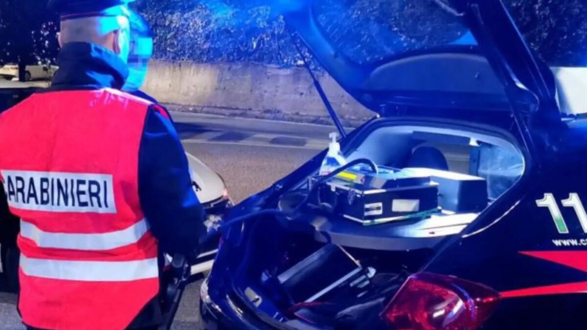 Ubriaco alla guida sfiora il frontale con i Carabinieri: alcol 4 volte il consentito - 