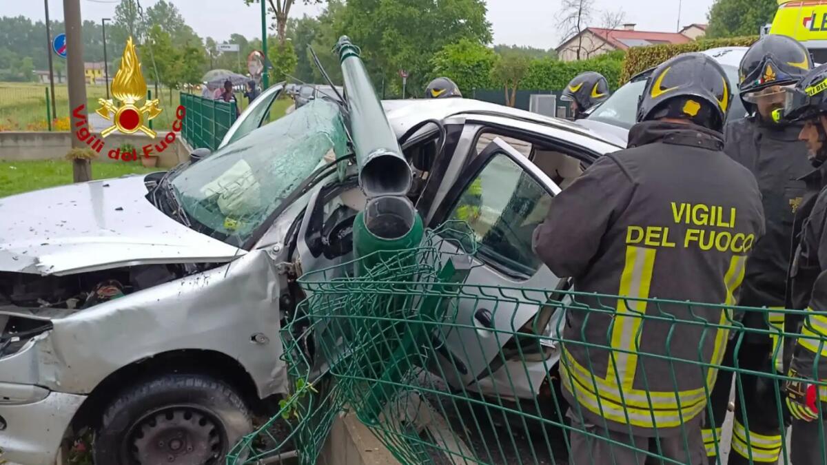 Con l'auto contro un palo dell'illuminazione, grave una donna - 