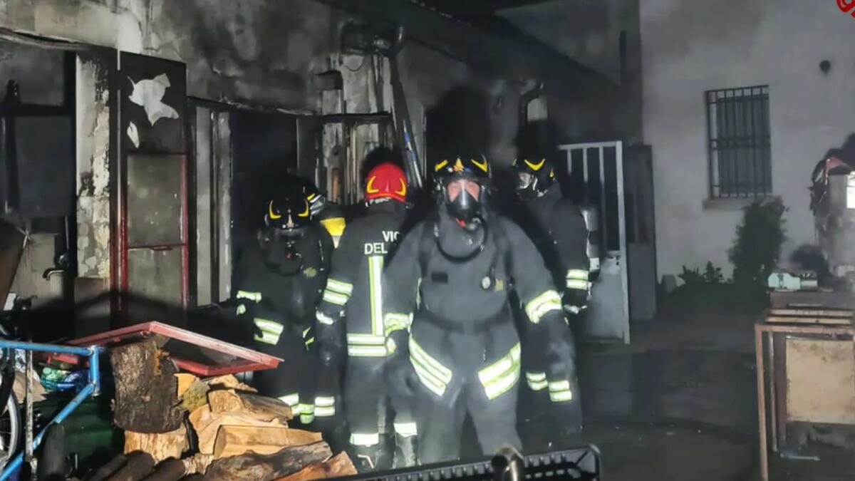 Incendio nella notte, a fuoco un'officina per il restauro di moto d'epoca - 