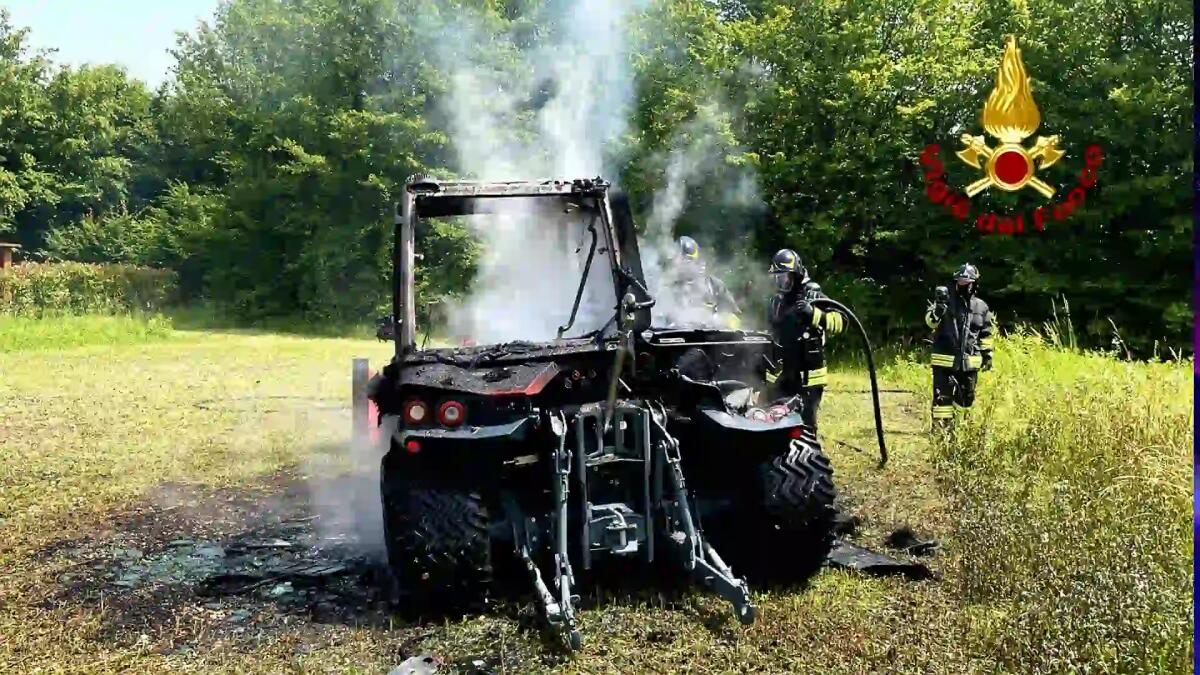 Trattore agricolo avvolto dalle fiamme, distrutto - 