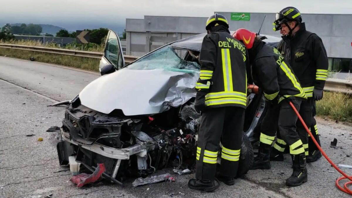 Terribile frontale tra auto e mezzo pesante: conducente incastrato, ferito gravemente - 