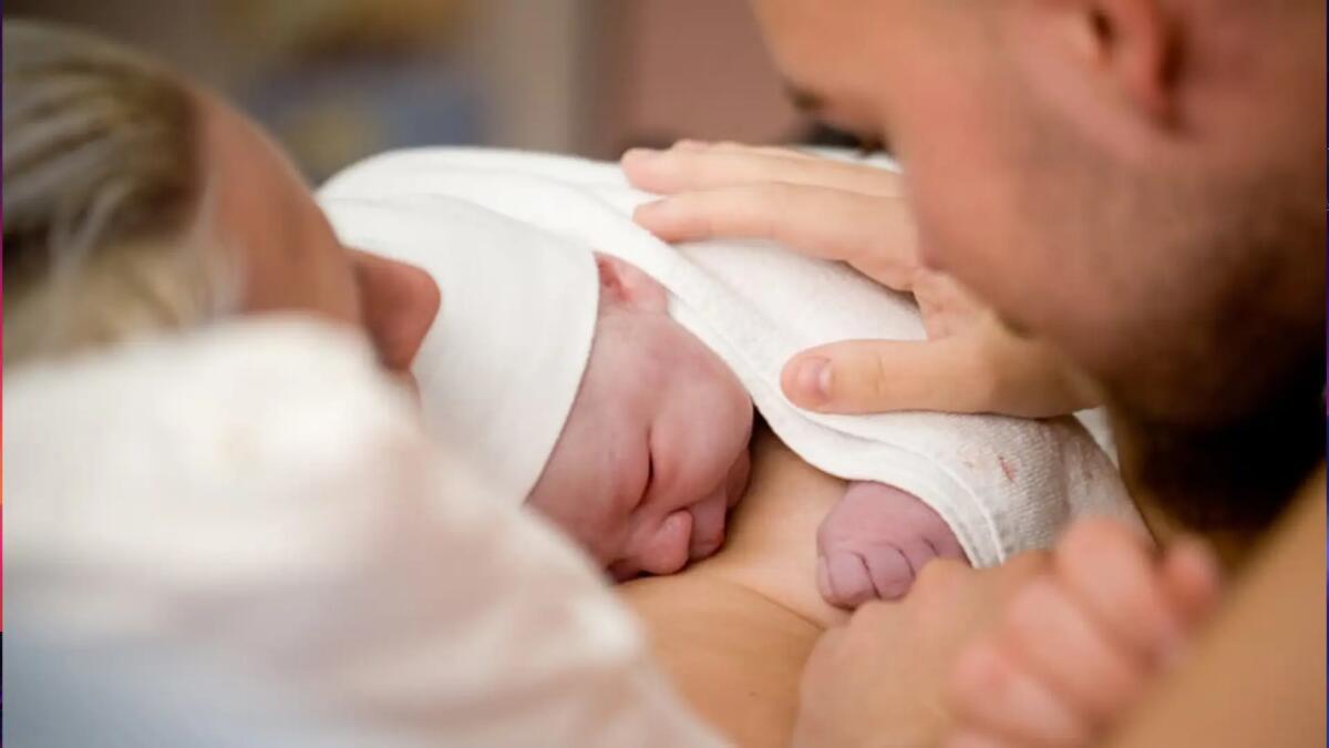 Parto in casa, il papà "ostetrico" fa nascere la sua bambina guidato al telefono - 