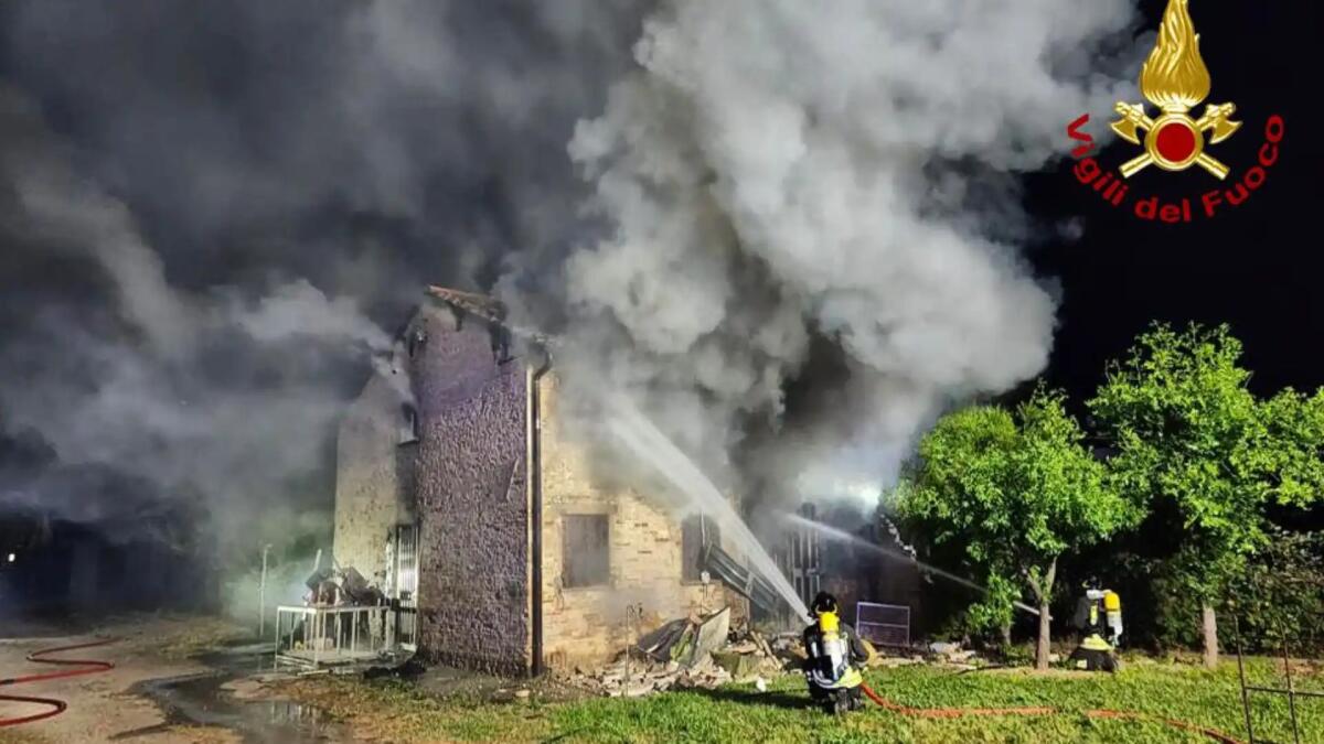 Incendio a Casalserugo (PD), vecchia casa adibita a ricovero mezzi agricoli distrutta dalle fiamme - 