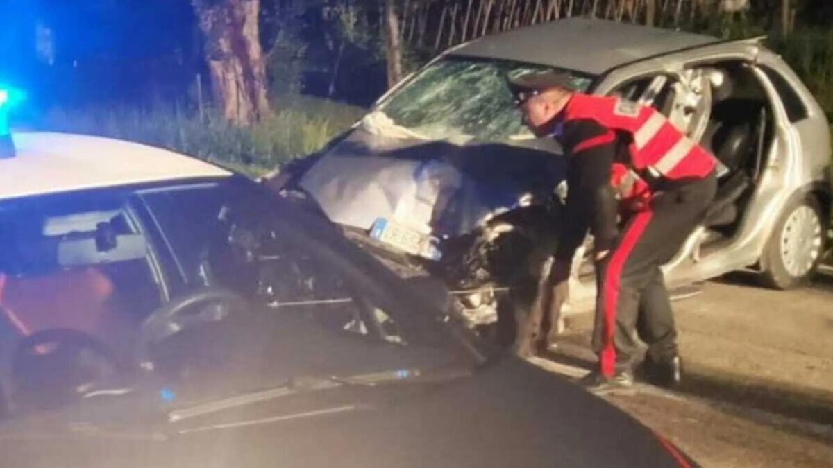 L'auto piomba contro il muro di recinzione di una casa: morto 57enne - 