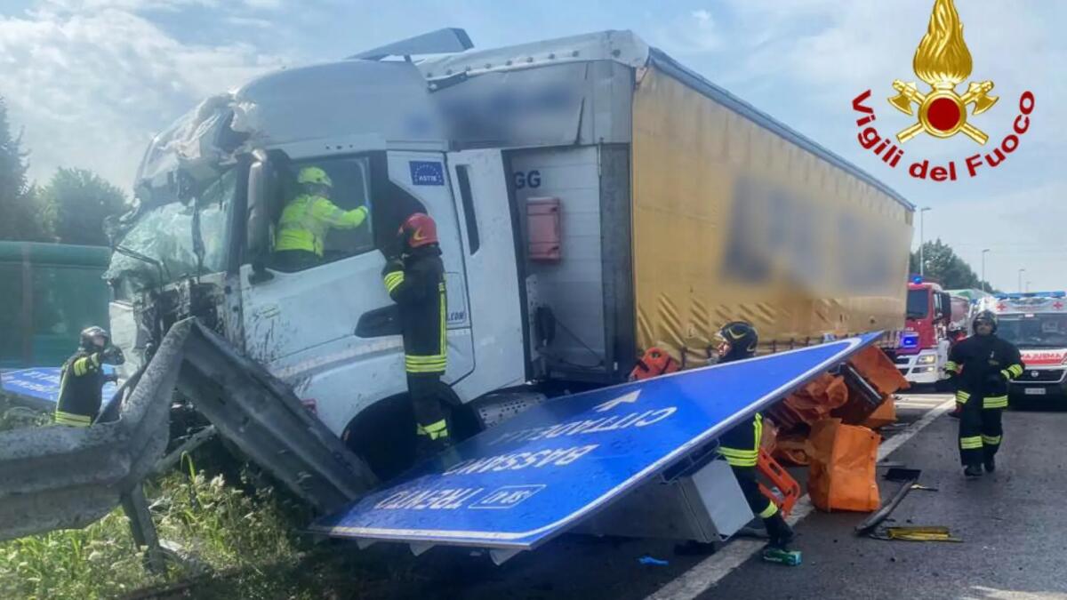Malore alla guida, piomba contro la cuspide del guardrail: morto un autista - 