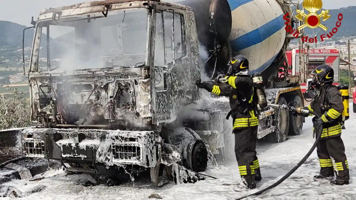 Betoniera a fuoco, l'autista rimane ferito scendendo dalla cabina - 
