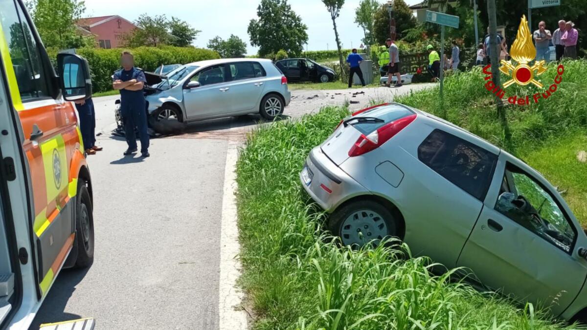 Incidente ad Annone Veneto, si scontrano tre auto: due le persone ferite - 