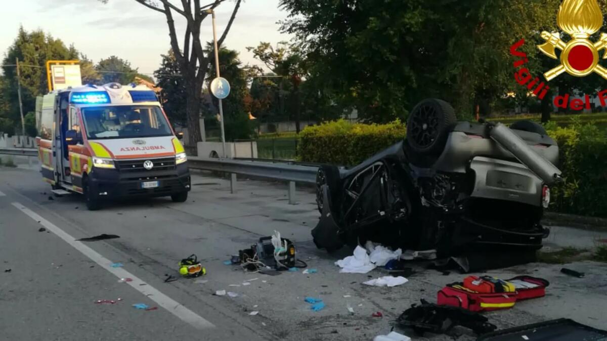 Perde il controllo dell'auto e si ribalta: ferito il conducente - 