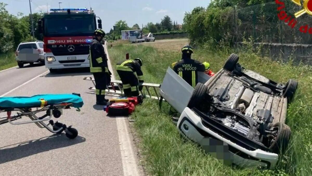 Pordenone. Sbanda e finisce ribaltato con l'auto nel fossato: ferita la conducente - 