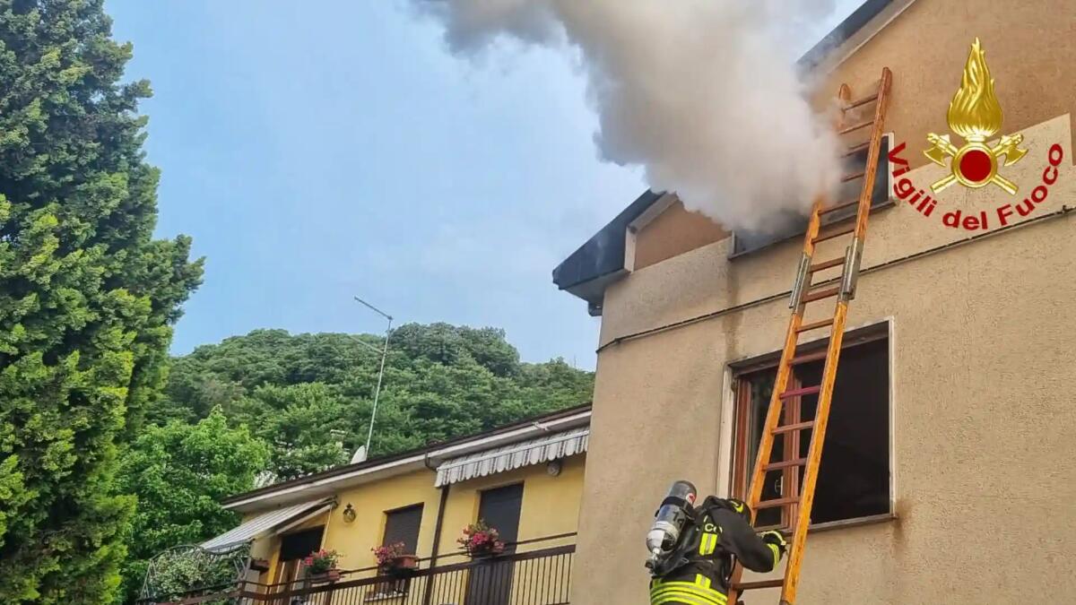 Divampa l'incendio nel sottotetto di un'abitazione danni ingenti - 