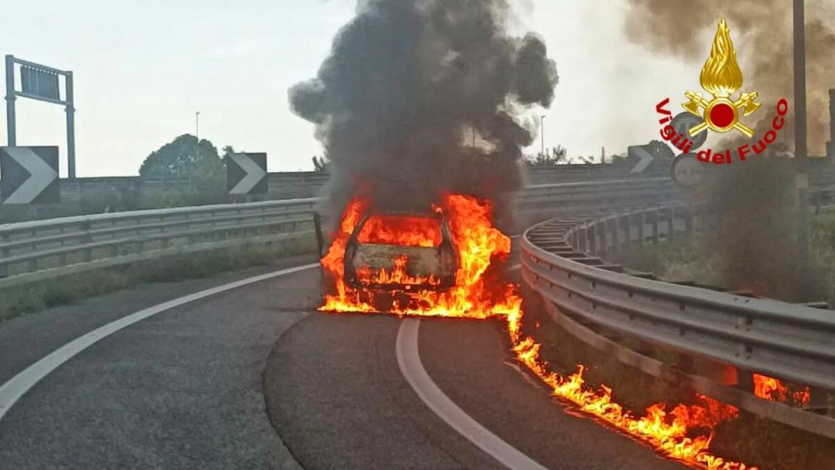 Incendio lungo l'autostrada A27, auto distrutta dalle fiamme -