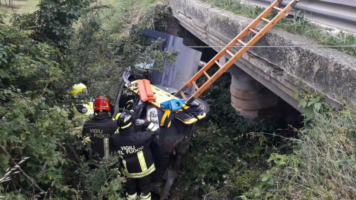 Furgone di un corriere vola giù dal ponticello: grave il conducente -