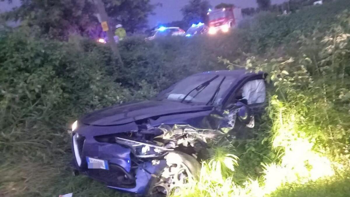 Violento scontro tra due auto che finiscono fuori strada: due persone ferite -