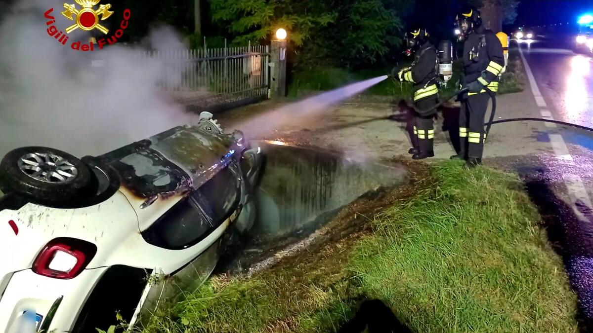 Finiscono fuori strada con l'auto che si incendia: salvati da un automobilista - 