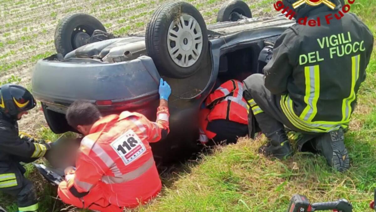 Pauroso incidente a Latisana, auto sbanda e si ribalta nel fossato: un ferito - 