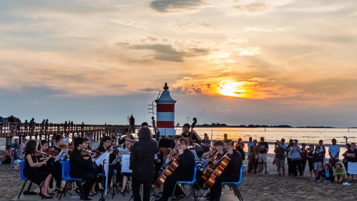 Lignano dà il benvenuto all'estate con il concerto all'alba del Faro Rosso - 
