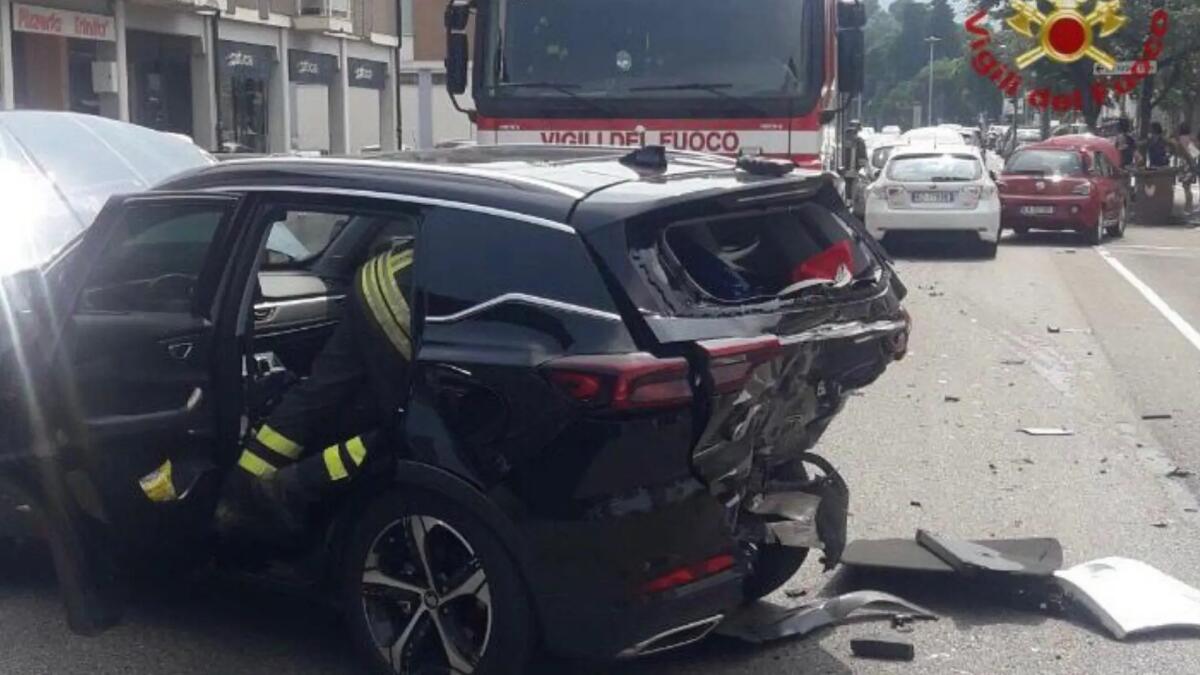 Tamponamento tra quattro mezzi: due persone ferite - 