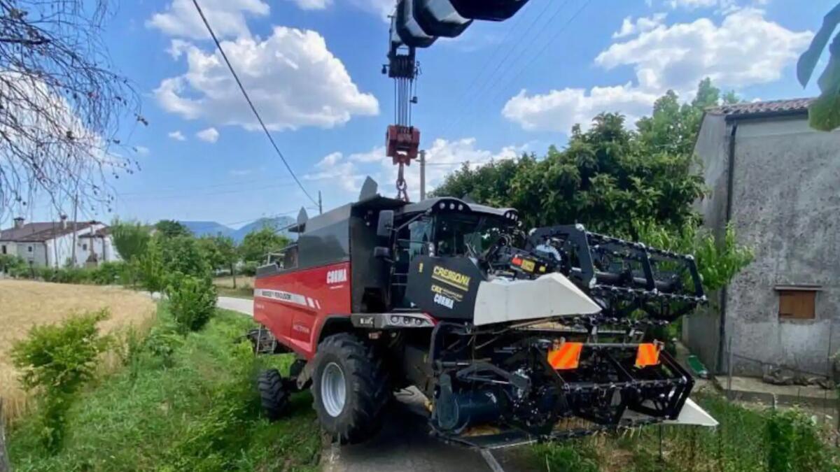 Mietitrebbia finisce fuori strada, oltre 5 ore di lavoro per recuperarla - 