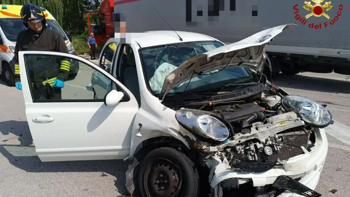 Incidente a Pordenone, scontro tra auto e camion: ferita una donna - 