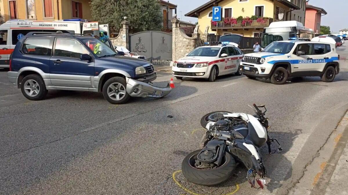 Violento scontro tra moto ed auto a Basaldella: ferito il centauro - 