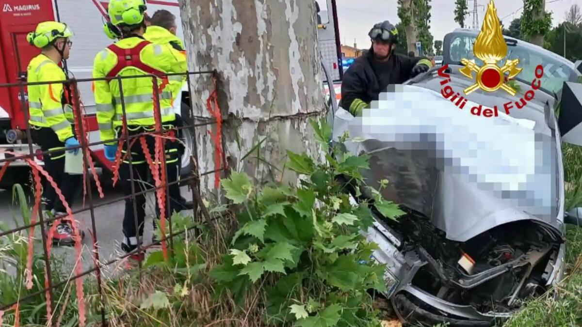 Con l'auto piomba dritto contro un platano: 56enne morto sul colpo -