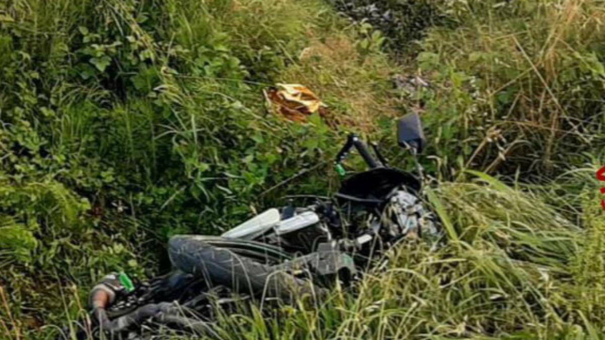 Scontro tra auto e moto, centauro sbalzato nel fossato: è grave -