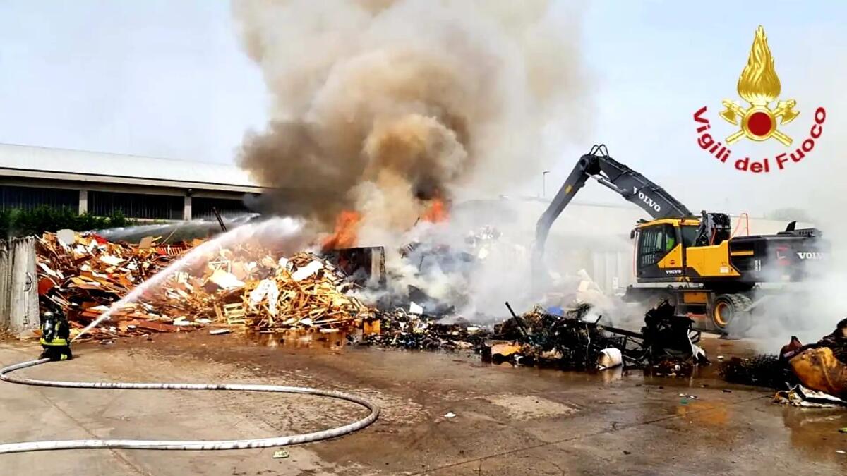 Scoppia l'incendio all’esterno del centro di raccolta rifiuti, alta e densa colonna di fumo - 
