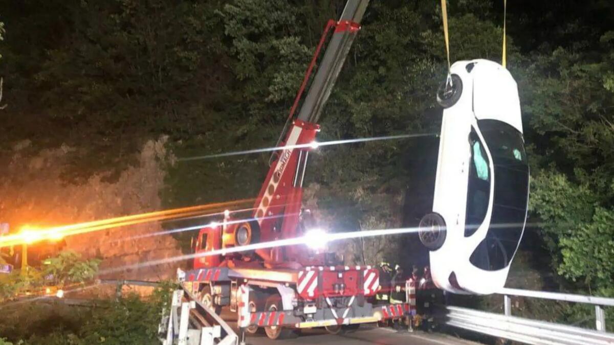 Caneva, finiscono con l'auto nel dirupo: miracolati - 