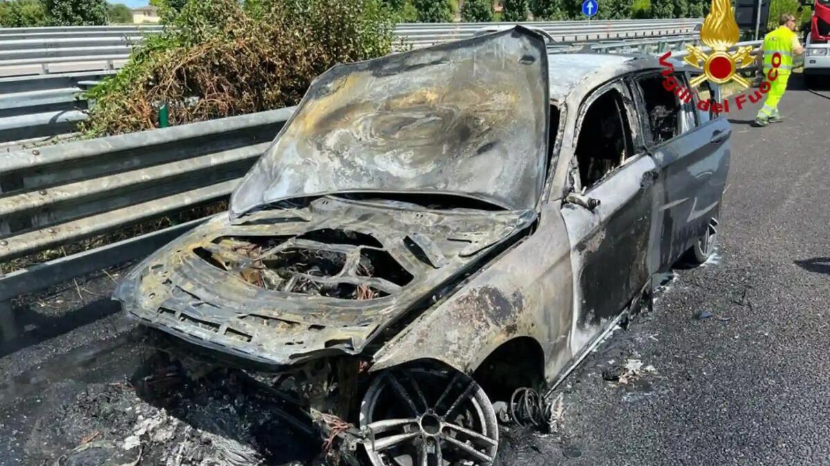 Paura in A4, Bmw avvolta dalle fiamme: distrutta - 