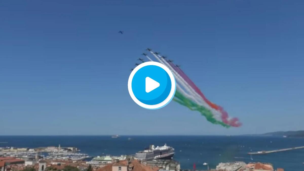 «L'abbraccio» a Trieste delle Frecce Tricolori: il volo sopra piazza Unità - IL VIDEO - 
