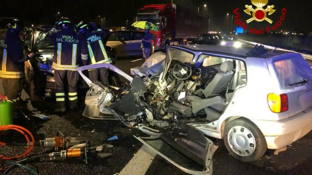 Vicenza, tremendo frontale tra due auto lungo la SP 46 Pasubio: tre feriti -