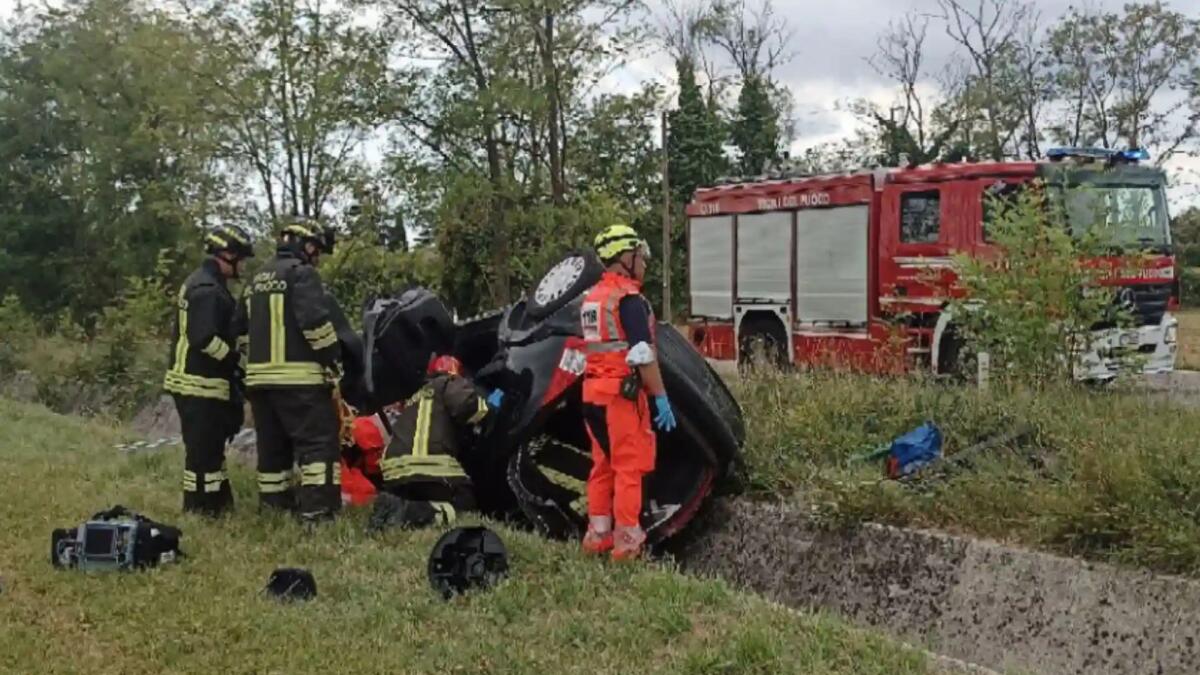Perde il controllo dell'auto e si ribalta: ferita una donna - 