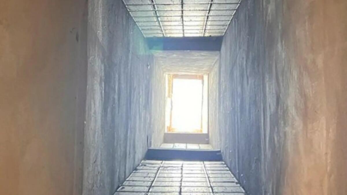 Operaio precipita per 10 metri dal quarto piano nel cavedio di un palazzo: gravissimo -