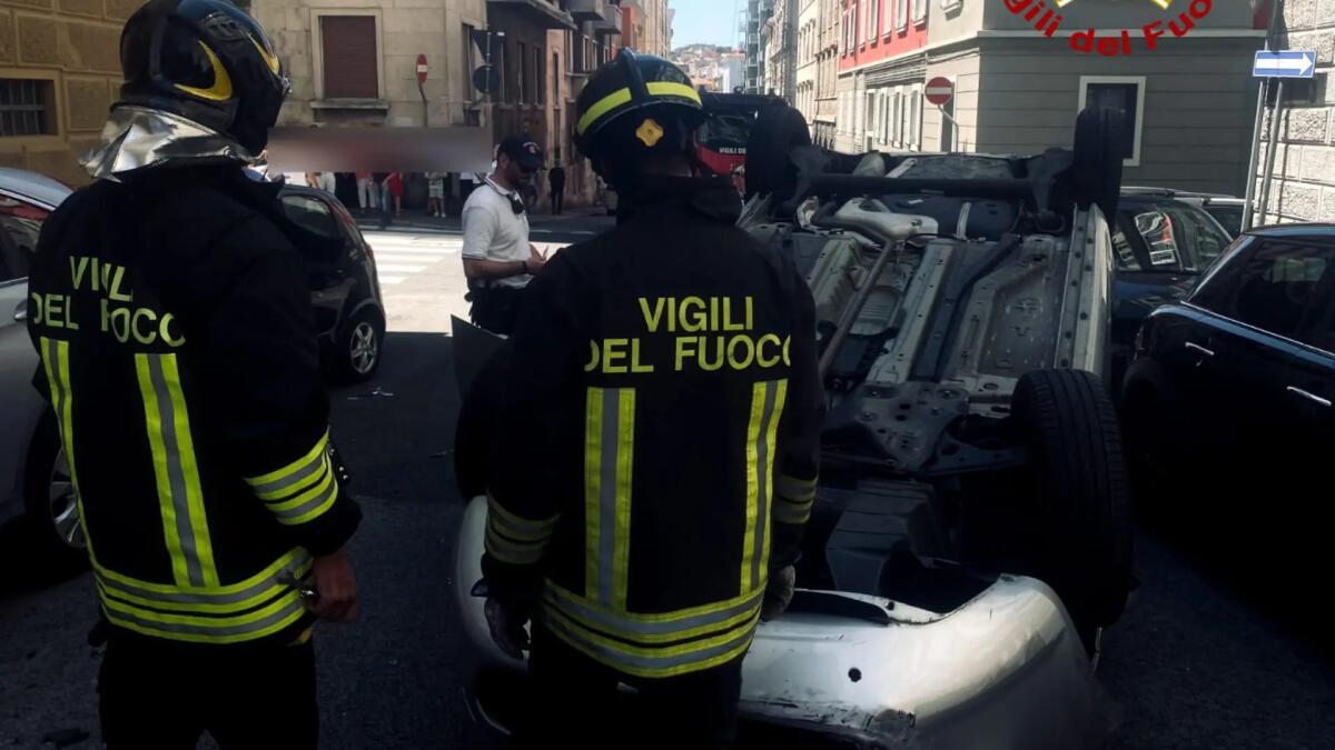 Paura a Trieste, auto piomba sulle macchine in sosta e si ribalta: ferito il conducente - 