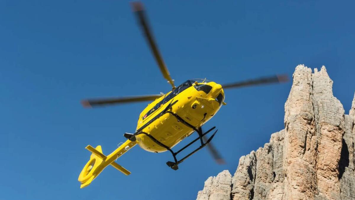 Gita in montagna, si accascia a terra e muore sul sentiero con gli amici e parenti -