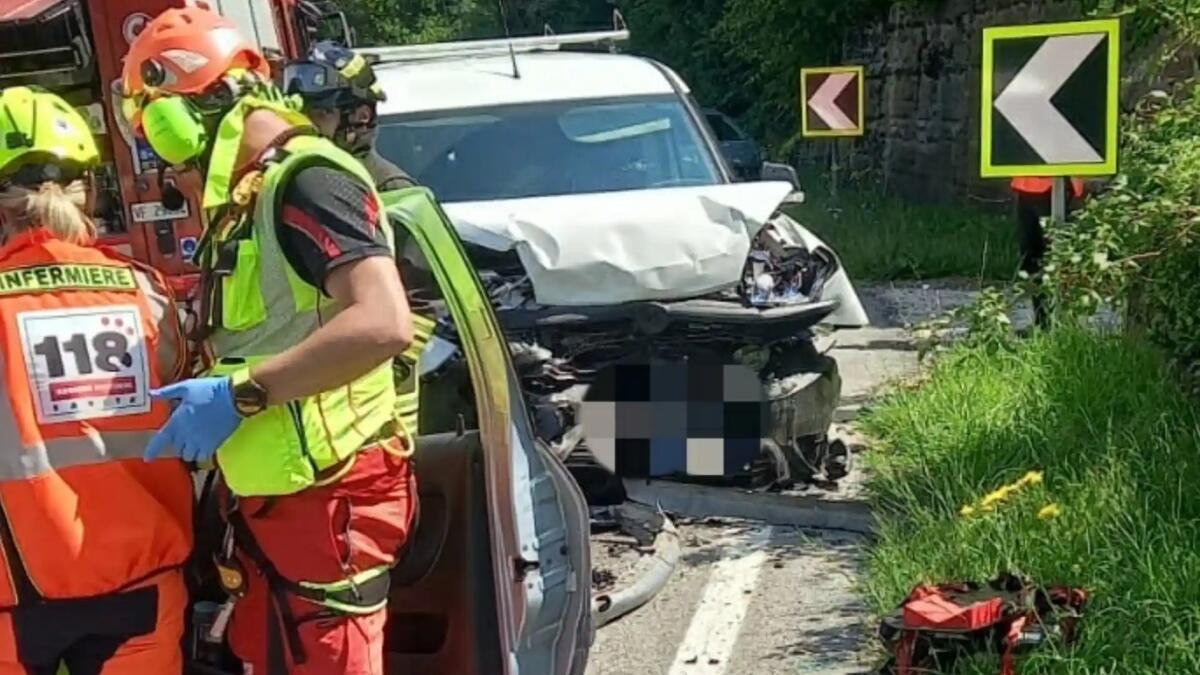 Violento scontro tra 2 auto lungo la statale 52 bis a Tolmezzo: 3 feriti - 