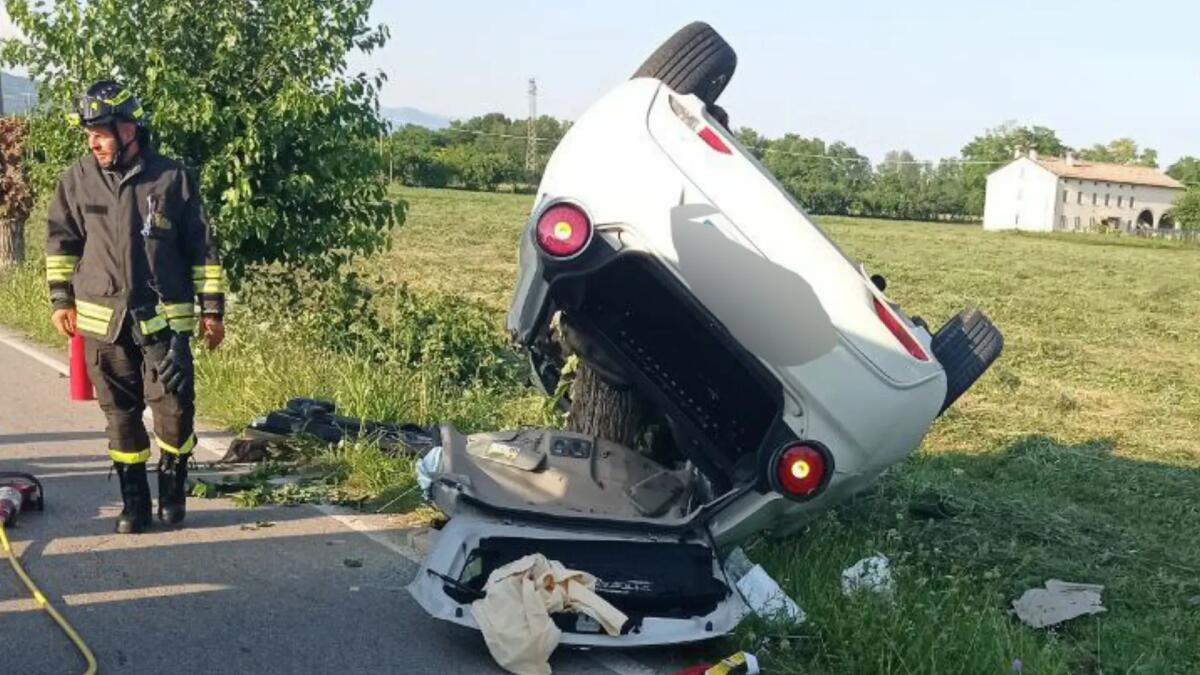 Perde il controllo dell'auto e si ribalta: grave il conducente - 