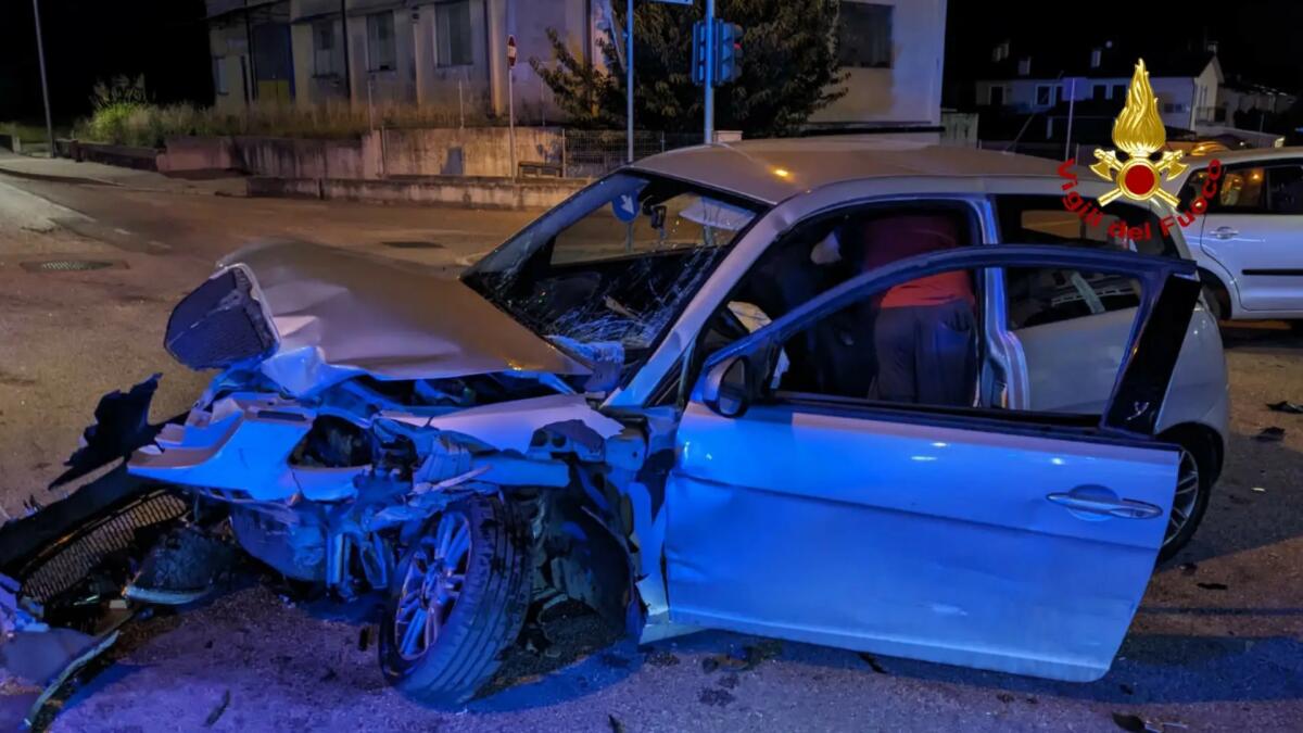 Violento scontro frontale tra due auto: feriti gravemente i conducenti -