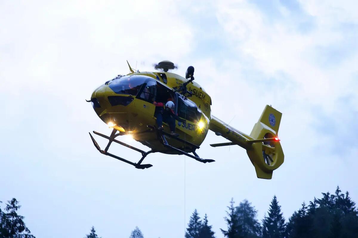 Dramma sul sentiero a Cortina: escursionista cade per 50 metri e perde la vita -