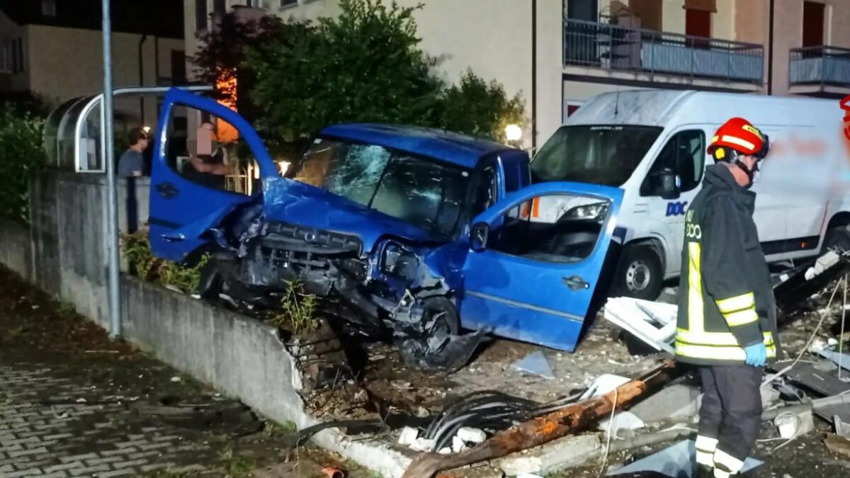 L'auto piomba dritta contro il muretto di una casa: donna lotta tra la vita e la morte - 