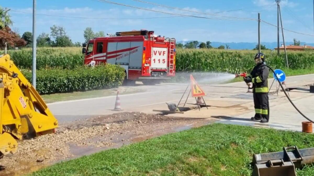 Tubo rotto, fuga di gas durante i lavori a Lestizza: strada bloccata -