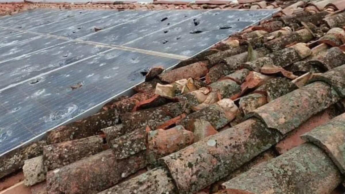 Cade mentre lavora sul tetto a Talmassons: grave un 58enne -
